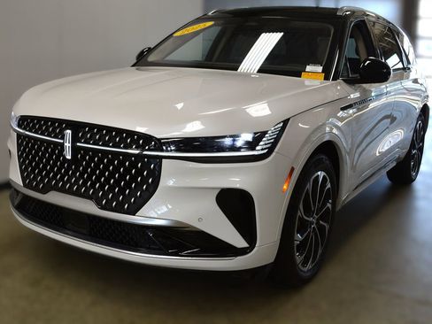 Certified 2025 Lincoln Nautilus Reserve image 1