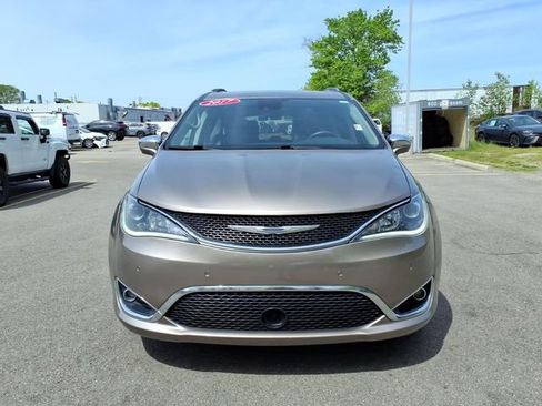 Used 2017 Chrysler Pacifica Limited FWD image 2