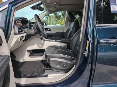 Used 2023 Chrysler Pacifica Limited FWD image 16