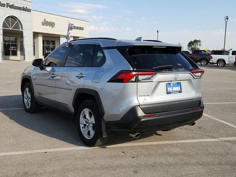 Used 2021 Toyota RAV4 XLE w/ Convenience Package FWD image 3