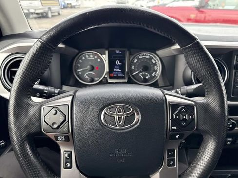 Used 2018 Toyota Tacoma SR5 image 32