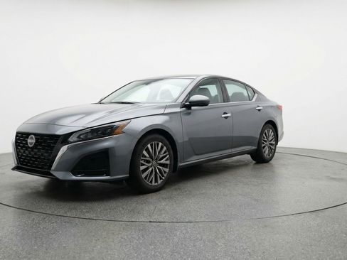 Used 2025 Nissan Altima 2.5 SV FWD image 3