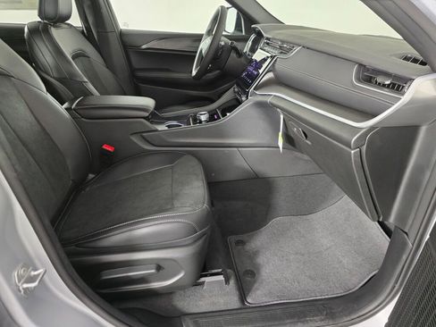 New 2025 Jeep Grand Cherokee Altitude image 27