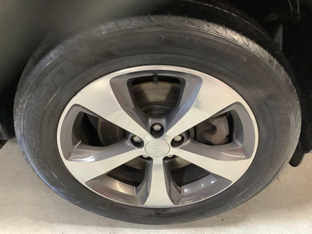 Used 2019 Jeep Cherokee Limited AWD/4WD image 12