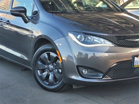 Certified 2020 Chrysler Pacifica Limited w/ Advanced Safetytec Group image 3