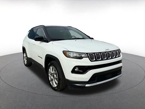 Used 2025 Jeep Compass Limited image 3