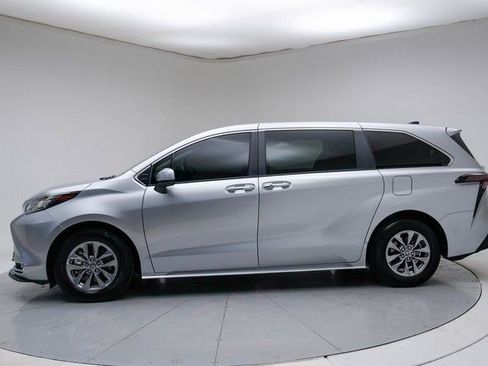 Used 2023 Toyota Sienna XLE image 2