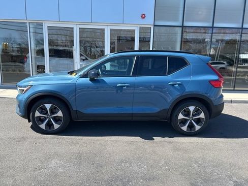 Used 2025 Volvo XC40 B5 Plus AWD/4WD image 2
