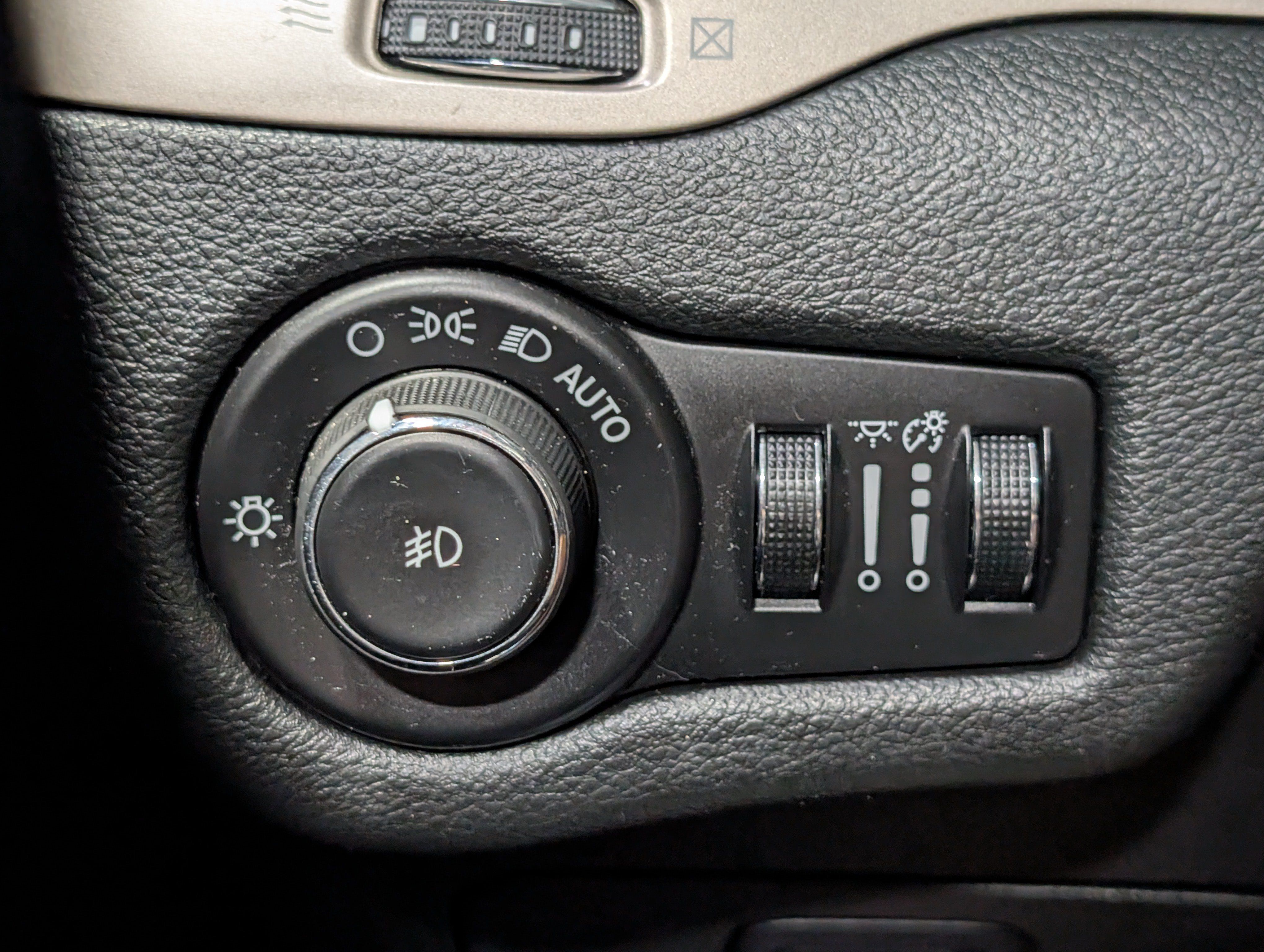 Used 2015 Jeep Cherokee Limited AWD/4WD image 20