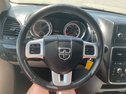 Used 2017 Dodge Grand Caravan SE w/ UConnect Hands-Free Group FWD image 13