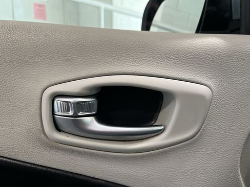 Used 2019 Jeep Compass Latitude FWD image 26