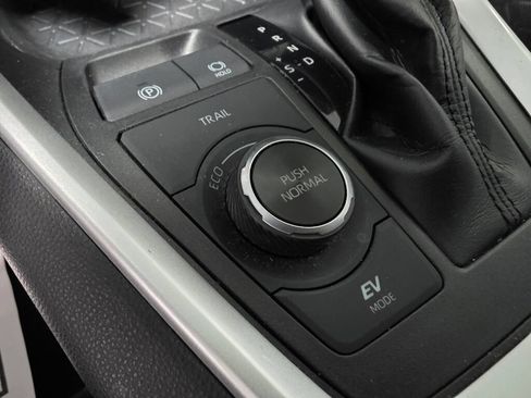 Used 2021 Toyota RAV4 LE AWD/4WD image 17