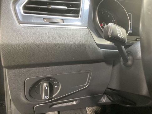 Used 2018 Volkswagen Tiguan SE AWD/4WD image 25