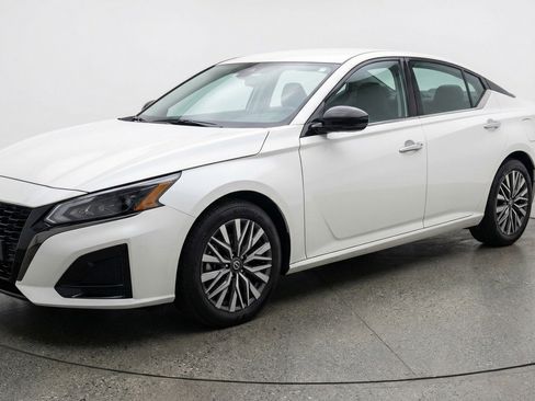 Used 2025 Nissan Altima 2.5 SV image 3
