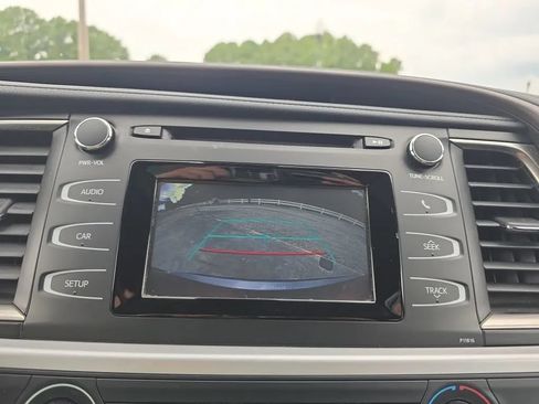 Used 2019 Toyota Highlander LE AWD/4WD image 28