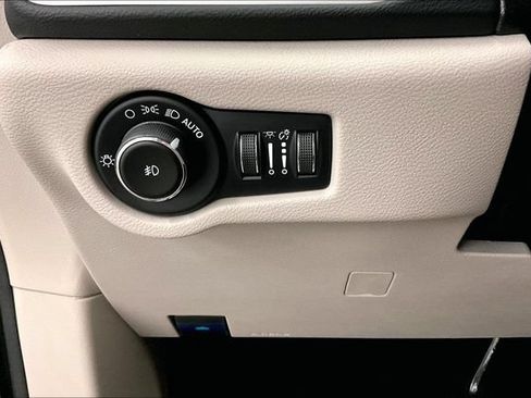Used 2023 Chrysler Pacifica Touring-L FWD image 37