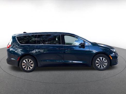 Used 2023 Chrysler Pacifica Touring-L image 8