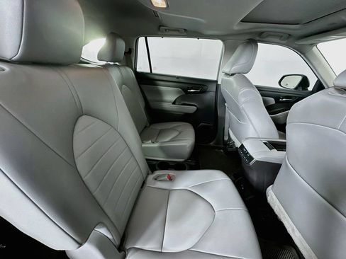 Used 2022 Toyota Highlander XLE FWD image 26