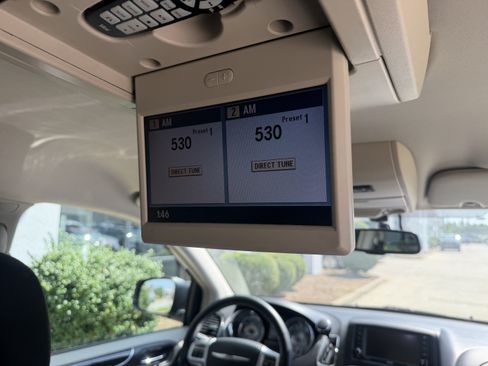 Used 2012 Chrysler Town & Country Touring w/ Entertainment Group #1 FWD image 27