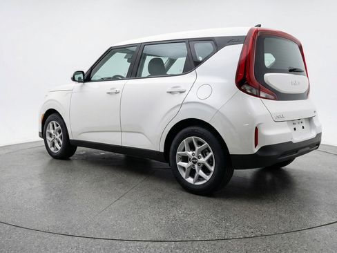 Used 2025 Kia Soul LX w/ LX Technology Package FWD image 6
