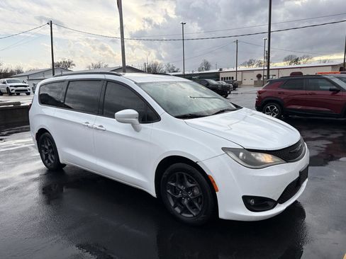 Used 2018 Chrysler Pacifica Touring-L Plus w/ S Appearance Package image 2