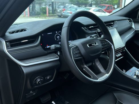 Used 2024 Jeep Grand Cherokee Limited w/ Black Appearance Package AWD/4WD image 29