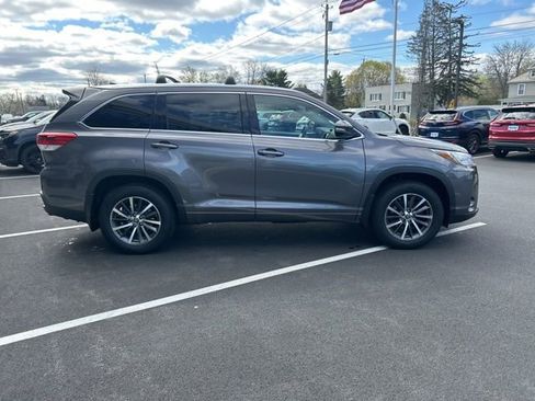Used 2017 Toyota Highlander XLE image 5
