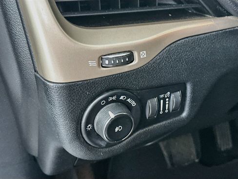 Used 2017 Jeep Cherokee Latitude w/ Safety/Convenience Group FWD image 17