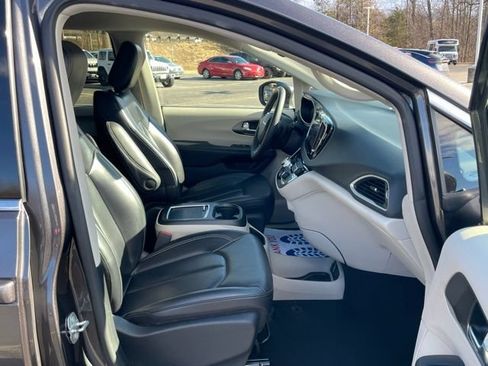 Used 2023 Chrysler Pacifica Touring-L FWD image 28