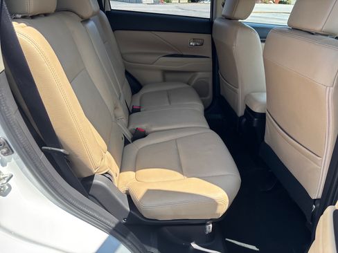 Used 2017 Mitsubishi Outlander SEL AWD/4WD image 16