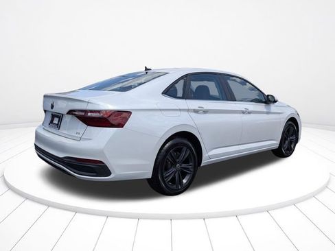 Used 2024 Volkswagen Jetta SE FWD image 3