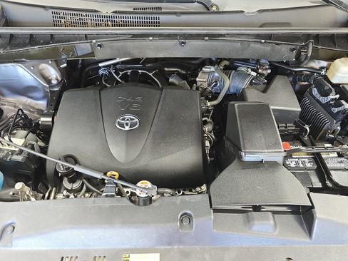 Used 2019 Toyota Highlander XLE image 32