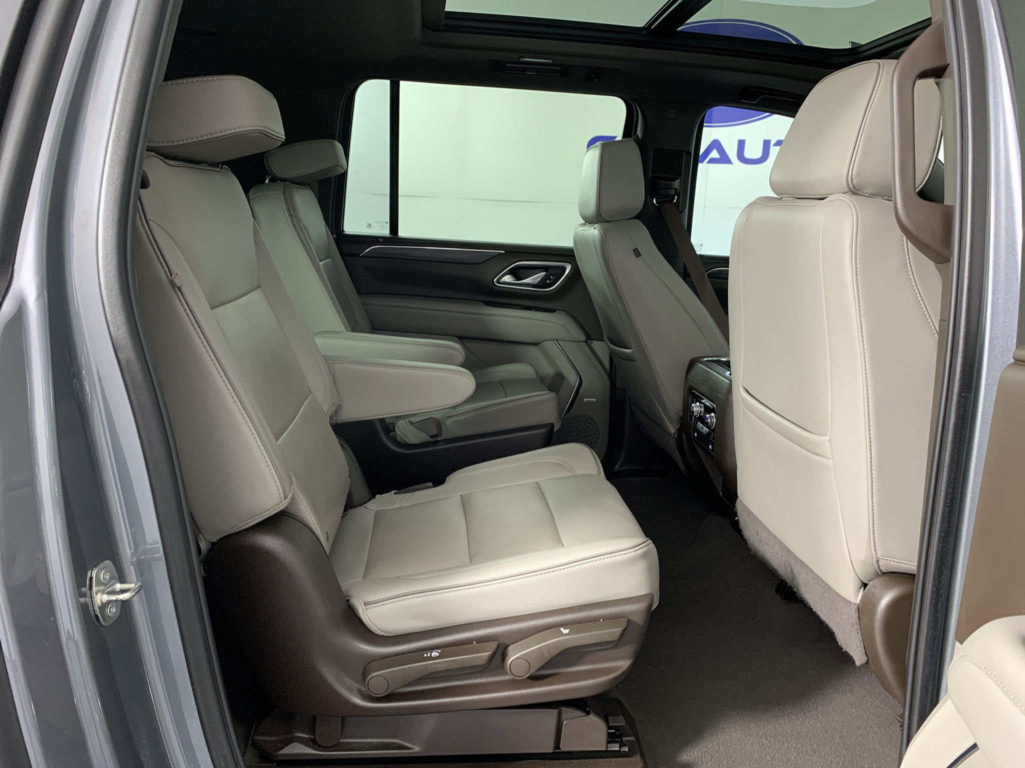 Used 2022 GMC Yukon XL SLT w/ SLT Premium Package AWD/4WD image 36