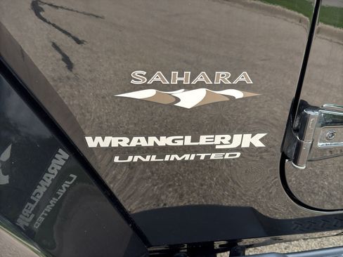 Used 2018 Jeep Wrangler Unlimited Sahara w/ Dual Top Group AWD/4WD image 7