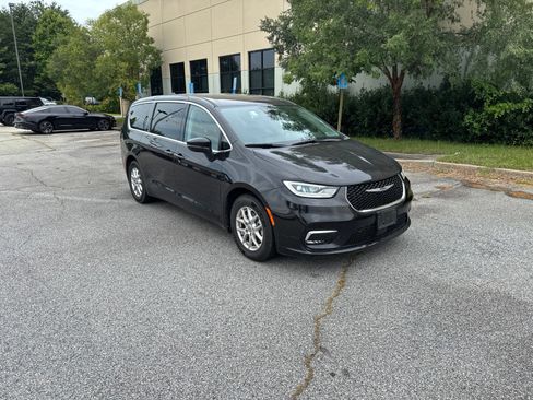 Used 2023 Chrysler Pacifica Touring-L FWD image 6