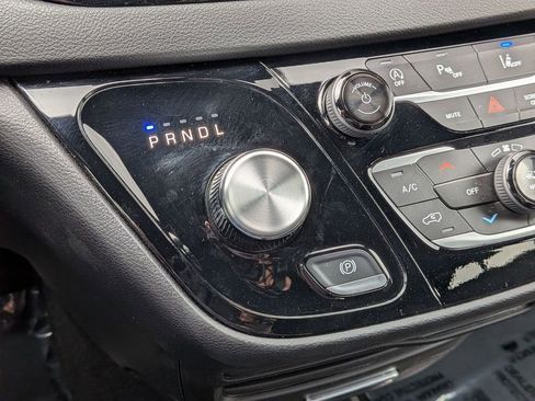 Used 2025 Chrysler Pacifica Select image 19