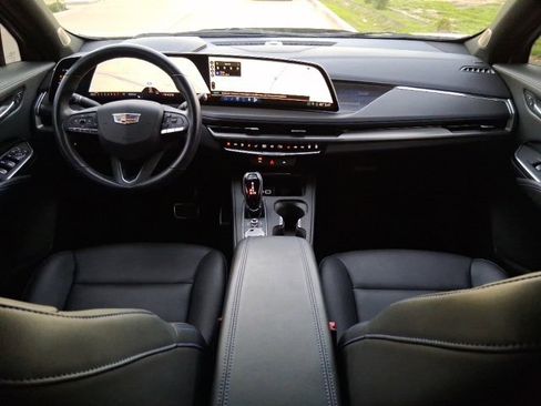 Used 2024 Cadillac XT4 Sport w/ Technology Package image 7