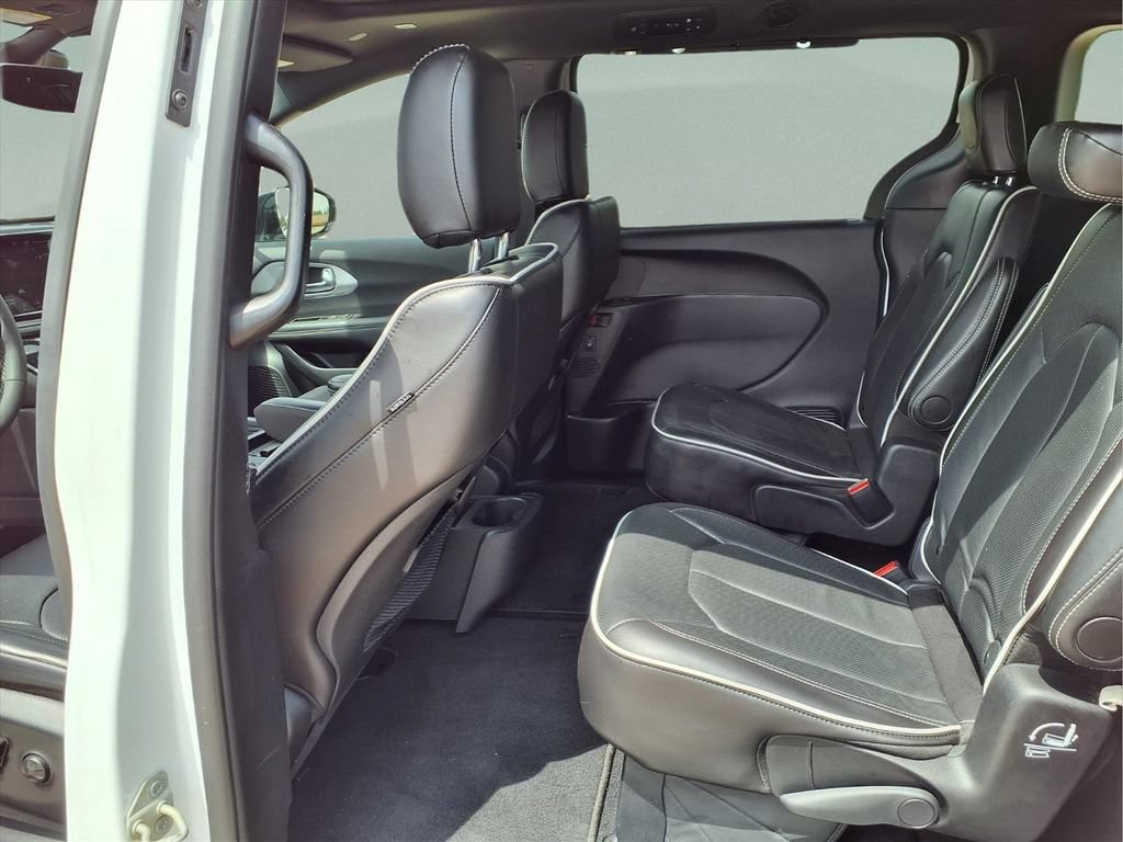 Used 2025 Chrysler Pacifica Limited FWD image 19