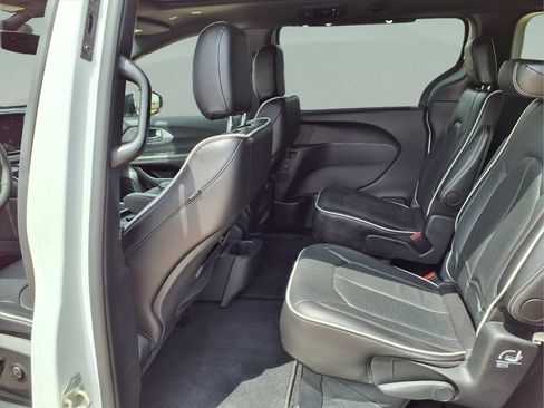 Used 2025 Chrysler Pacifica Limited FWD image 19