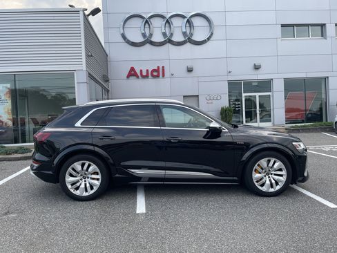 Certified 2022 Audi e-tron S Premium Plus image 3