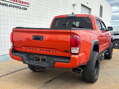 Used 2017 Toyota Tacoma TRD Off-Road image 5