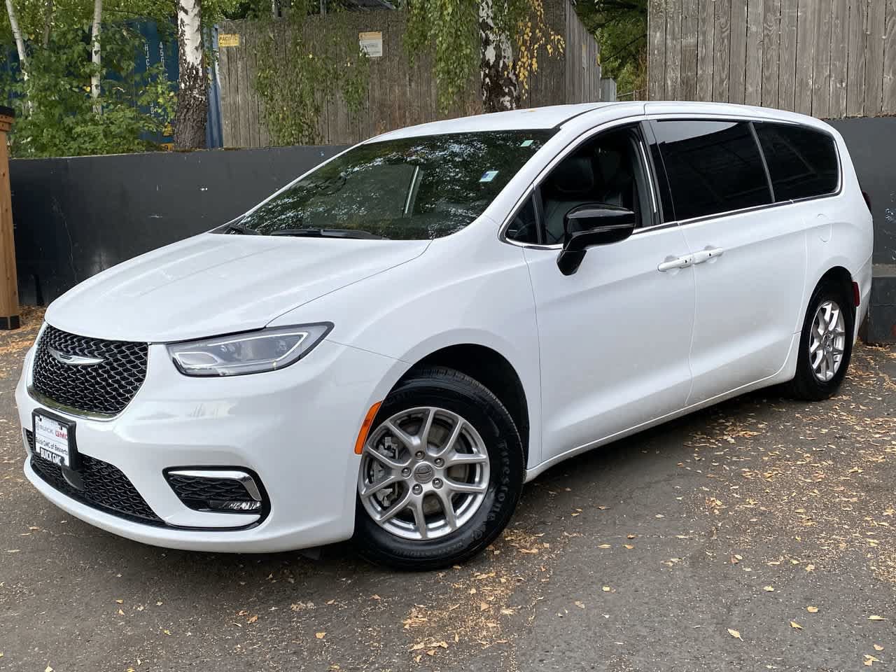 Used 2025 Chrysler Pacifica Select FWD image 1
