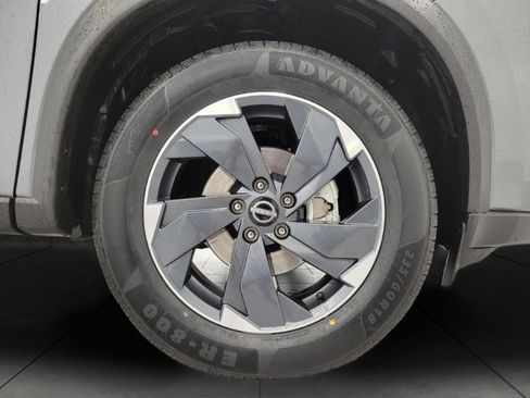 Used 2025 Nissan Rogue SV image 4