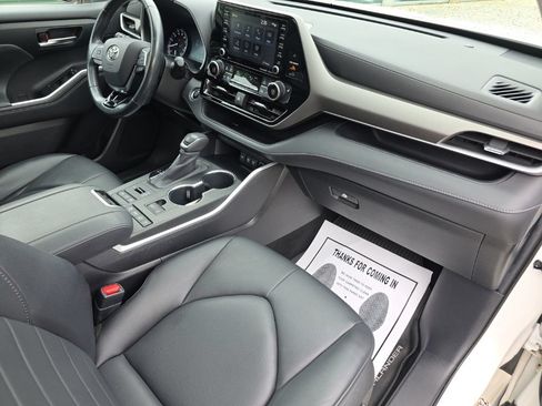 Certified 2020 Toyota Highlander XLE AWD/4WD image 17