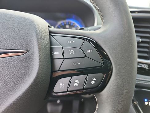 Used 2025 Chrysler Pacifica Limited image 23