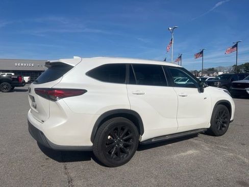 Used 2023 Toyota Highlander XLE image 7