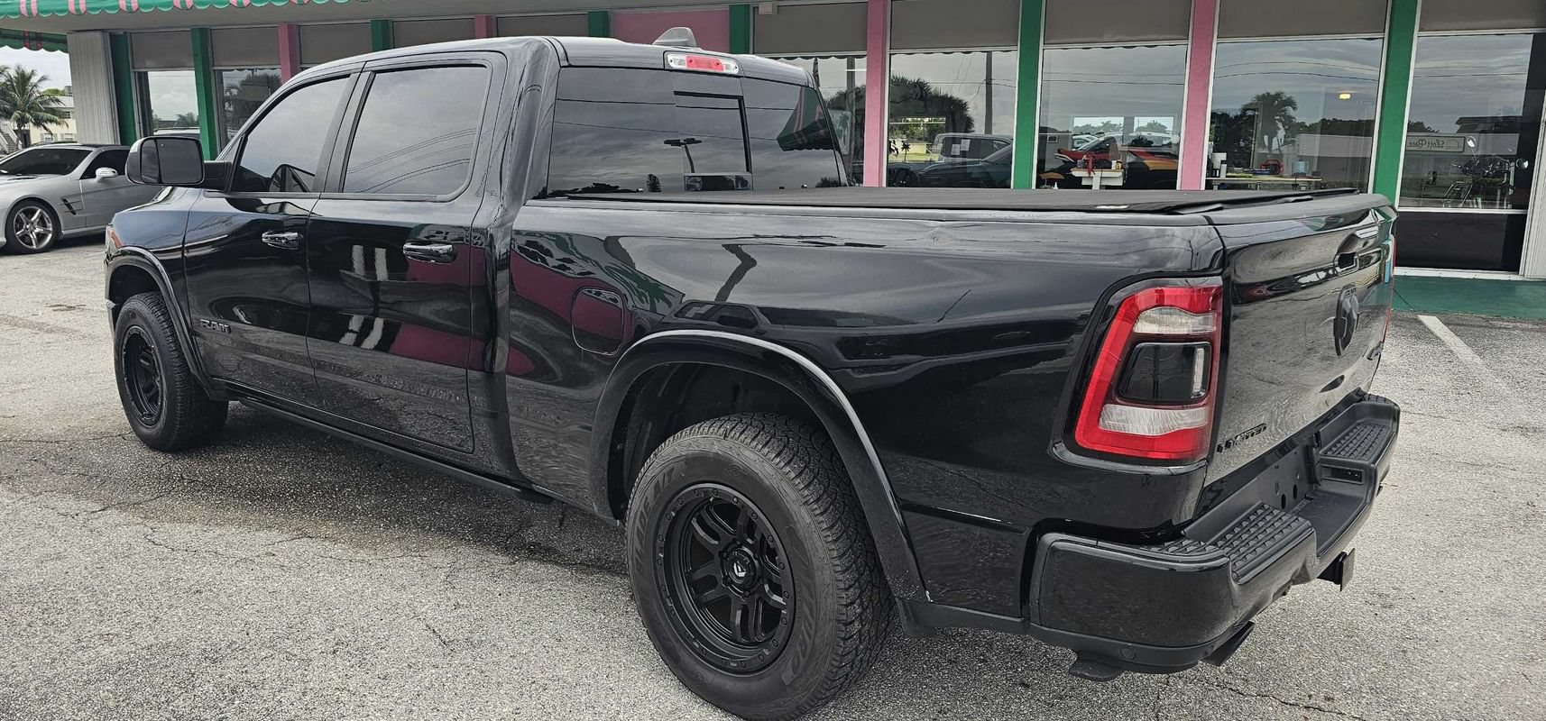 Used 2020 RAM 1500 Limited w/ Black Appearance Package AWD/4WD image 32