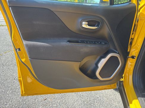 Used 2016 Jeep Renegade Latitude AWD/4WD image 18