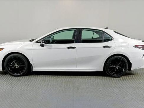 Used 2022 Toyota Camry SE w/ Convenience Package image 3