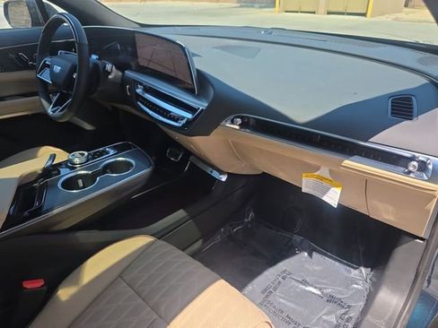 New 2025 Cadillac Lyriq Luxury w/ Nappa Leather Package RWD image 30